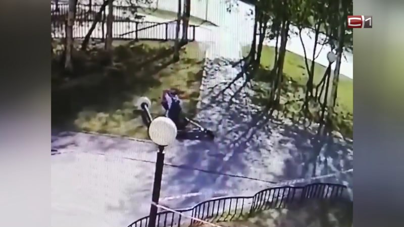Вдвоем на одном электросамокате: в Сургуте молодые люди снесли уличный фонарь