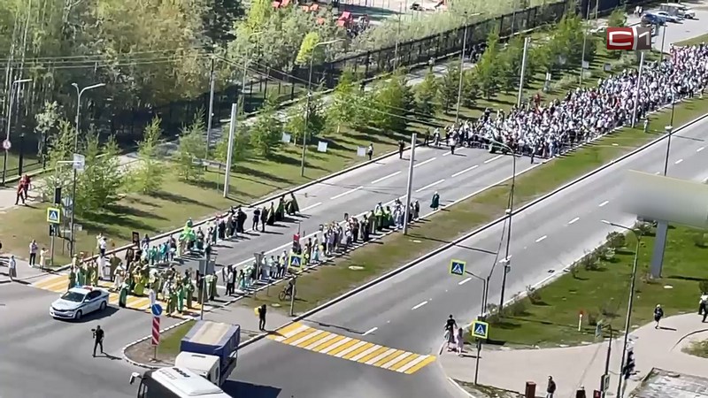 Более 7 тысяч сургутян приняли участие в крестном ходе в честь Троицы