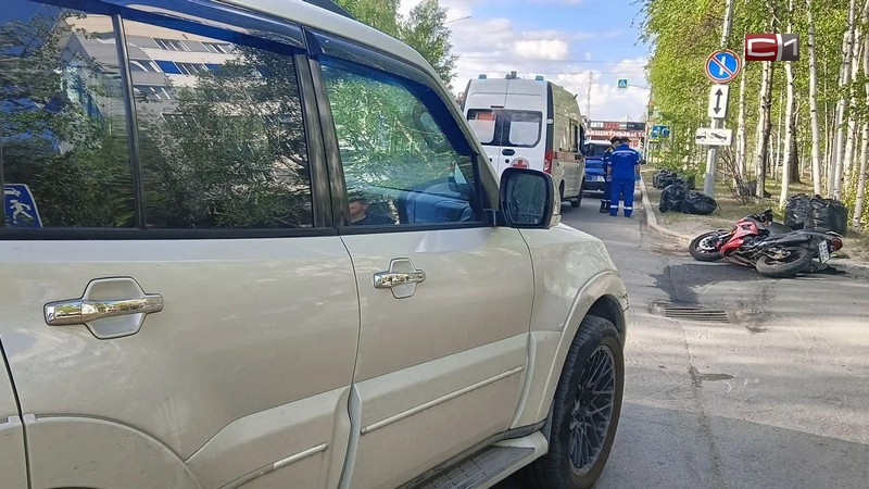  Авария с мотоциклистом произошла на улице Пушкина в Сургуте