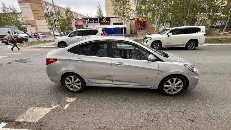 Ребенок на самокате попал под колеса автомобиля в Югре