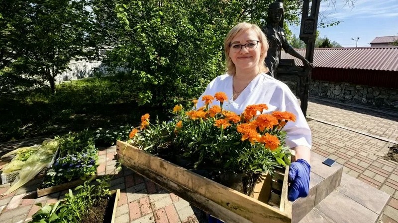 Врачи травмцентра в Сургуте высадили цветы на территории больничного городка