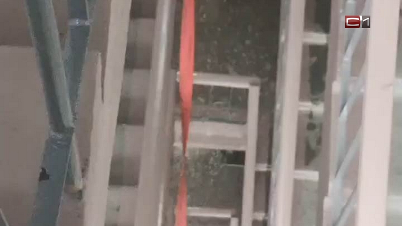 Подъезд жилого дома в Сургуте затопило после пожара
