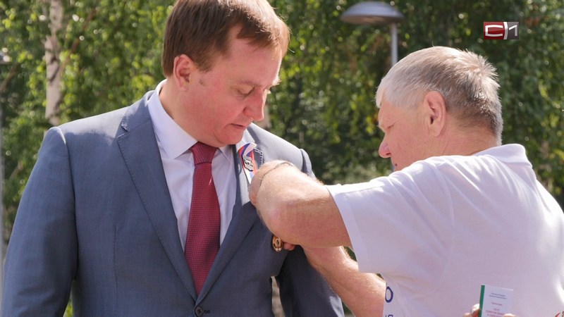 Глава Сургута получил номерную медаль от «Белорусского славянского комитета»