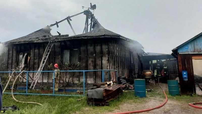 Из-за удара молнии сгорели жилой дом, баня и гараж в Югре