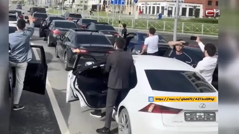 Плясали на дороге: свадебный кортеж нарушил сразу несколько правил ПДД в Тюмени