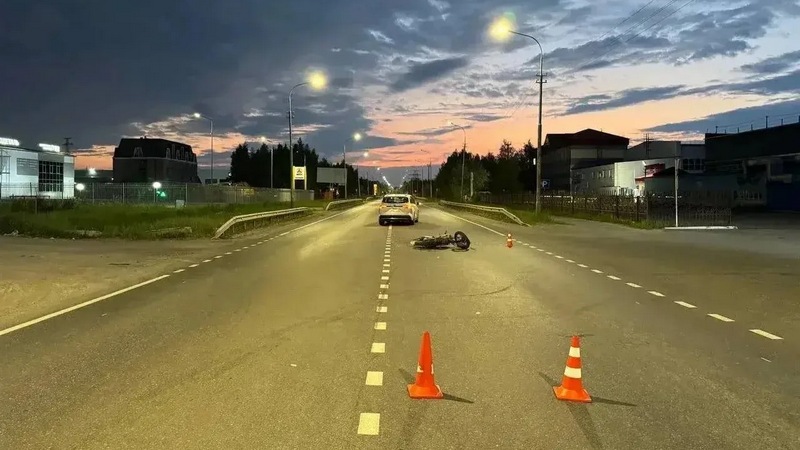 Не выдержал дистанцию: мотоциклист пострадал в аварии в Сургуте