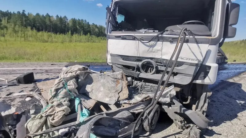 Фура протаранила два автомобиля на трассе под Тюменью — погибла женщина