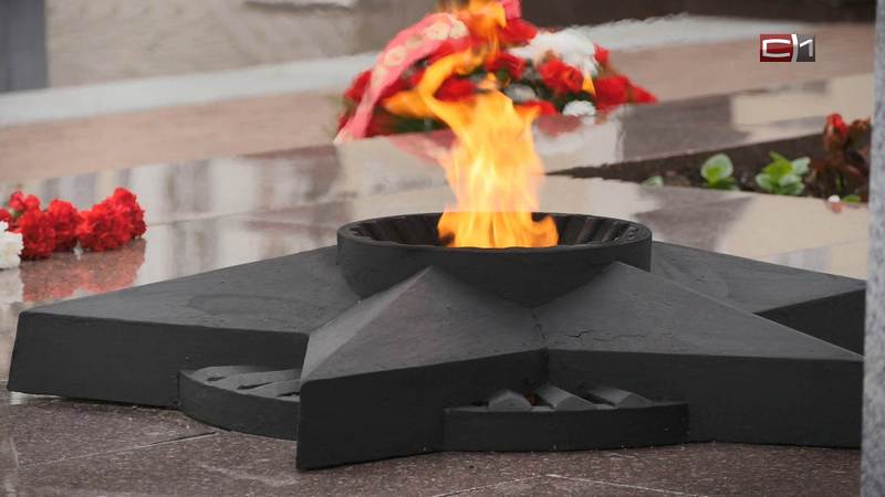 Сургутяне возложили цветы к Мемориалу Славы в День памяти и скорби