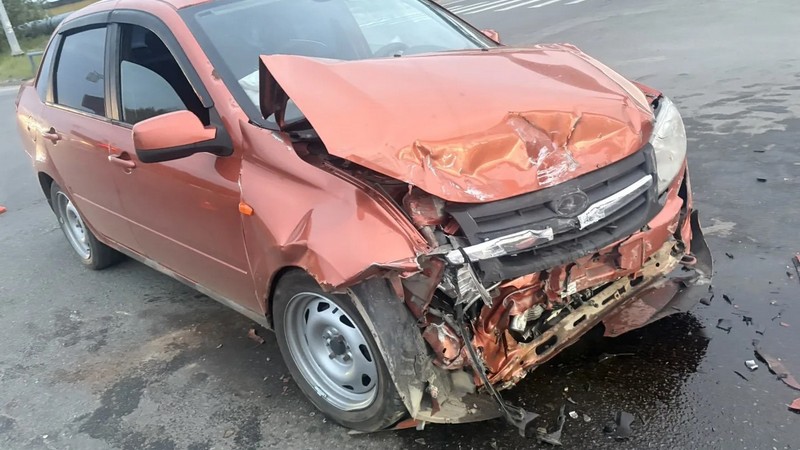 Водитель и пассажир пострадали в аварии в Югре