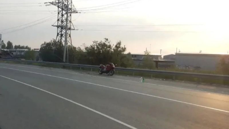 Мотоциклист не справился с управлением и вылетел на встречку в Югре