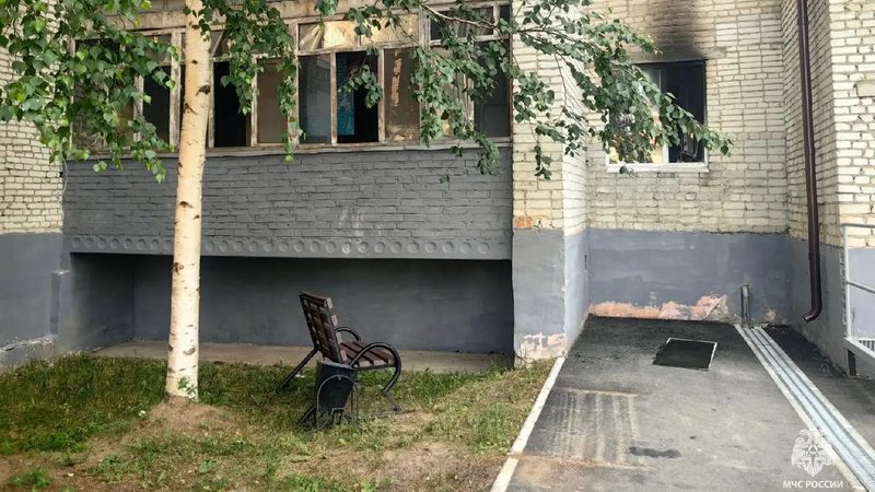 Четверых детей спасли из горящей квартиры в Сургуте