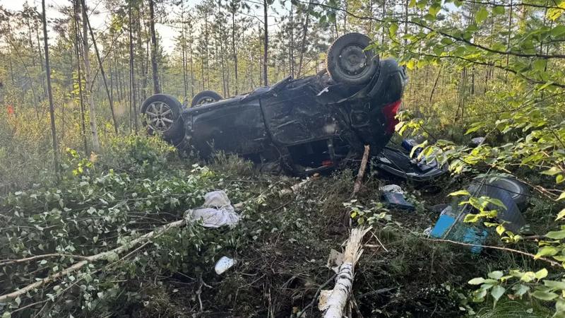 Автомобиль улетел в кювет на трассе в Югре — пострадали четыре человека