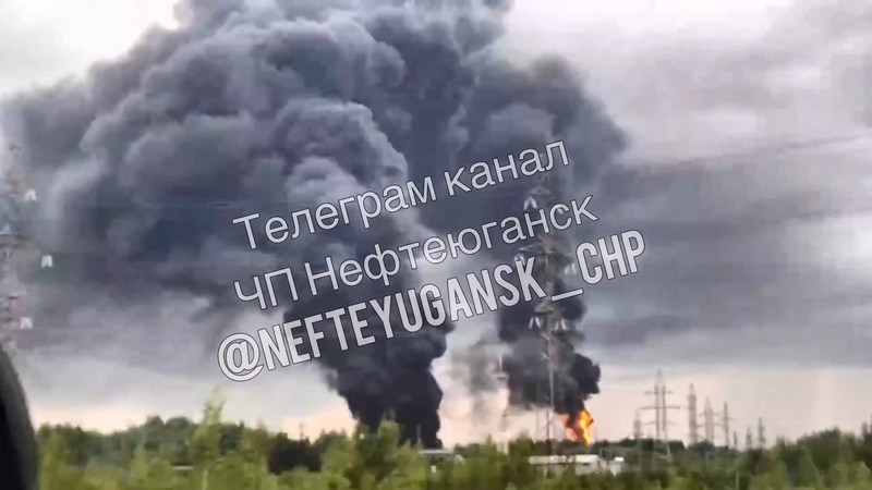 Клубы черного дыма и открытый огонь: в Югре вспыхнула нефтяная эмульсия