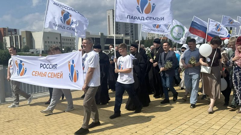 В Сургуте прошло праздничное шествие ко Дню семьи, любви и верности. ФОТО