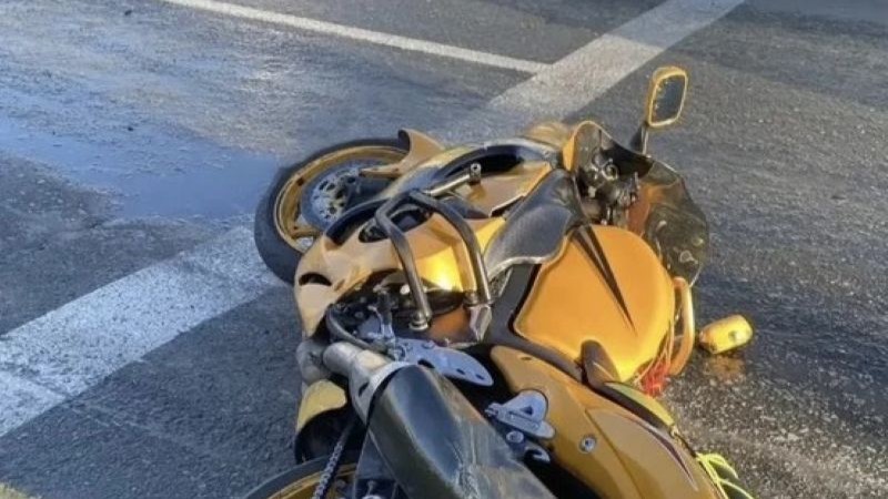Молодой водитель спровоцировал аварию в Сургуте – пострадал мотоциклист
