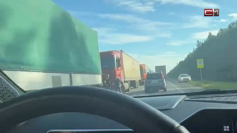 Километровая пробка на въезде в Югру собирается возле Салыма