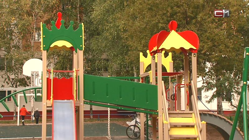 Подросток застрял в заборе на детской площадке в Югре