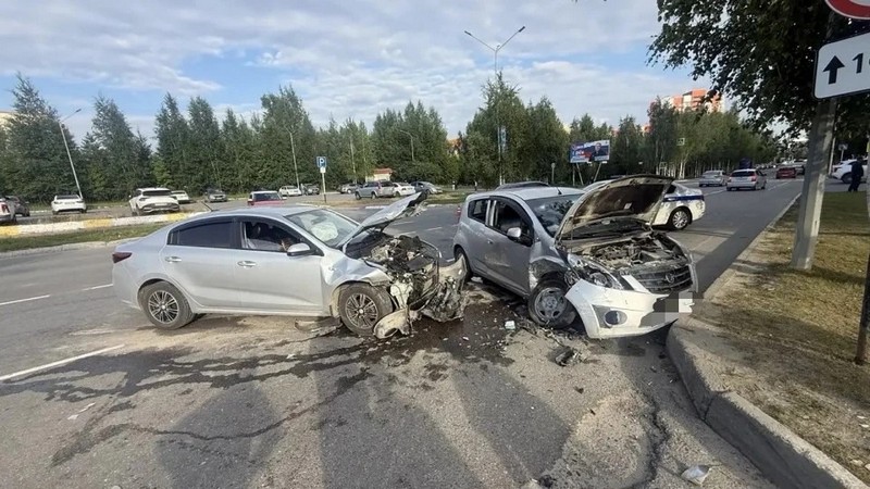 В Югре столкнулись два автомобиля — водитель и пассажир получили травмы