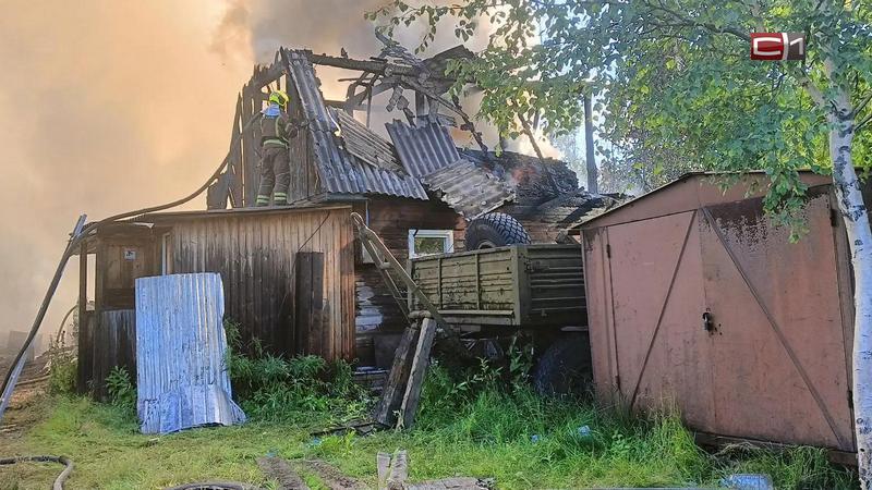 Движение по улице Щепеткина в Сургуте временно перекрыто из-за горящего дома