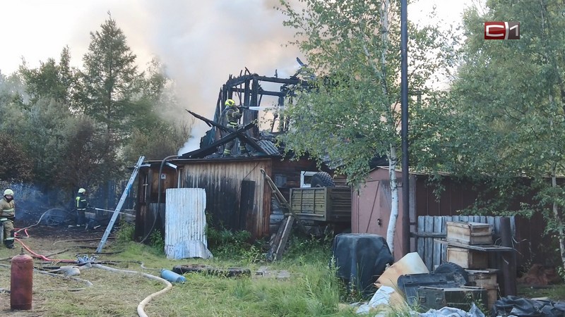 Из горящего дома в Сургуте вынесли 6 газовых баллонов