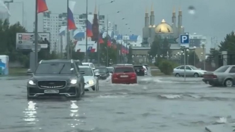 Улицы Нижневартовска затопило водой из-за проливного дождя