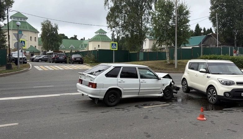Два автомобиля столкнулись в Югре — пострадала женщина