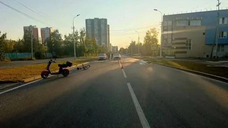 Велосипедист столкнулся с самокатчиком в Сургуте — оба получили травмы