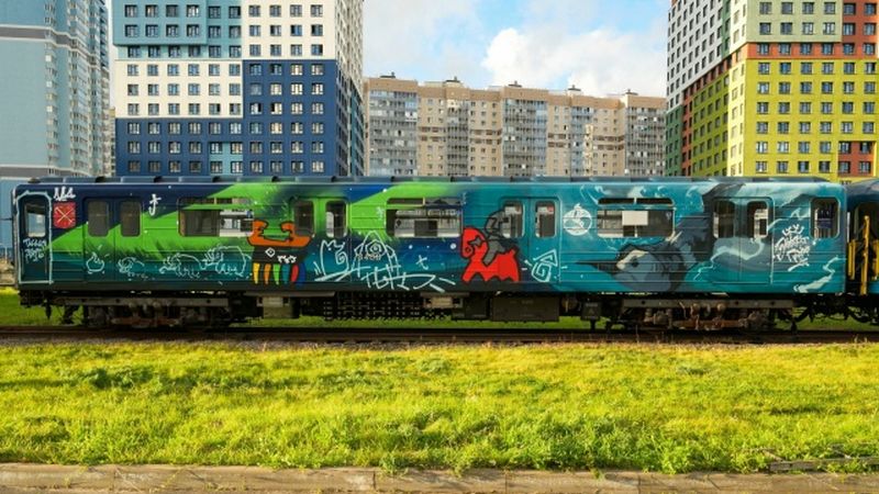 Гагара, лось и мамонты: художник из Югры расписал вагон петербургского метро