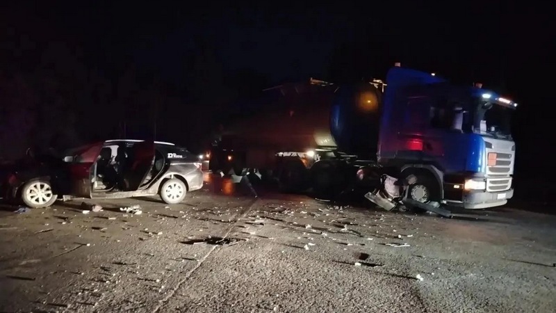 В Югре молодой водитель погиб при столкновении ВАЗа и фуры