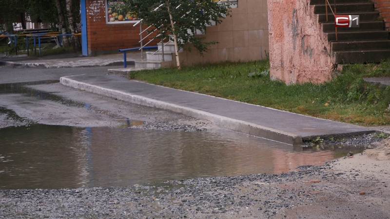 «Мунаревское море»: огромная лужа появилась в одном из дворов Сургута