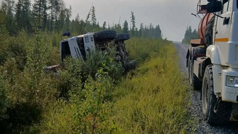 Автокран перевернулся в Югре — пострадал пассажир