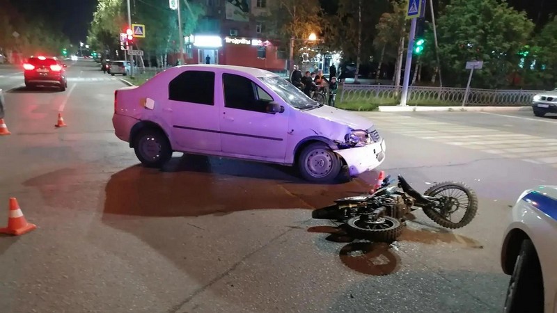 Мотоцикл столкнулся с автомобилем в Югре — пострадали два человека