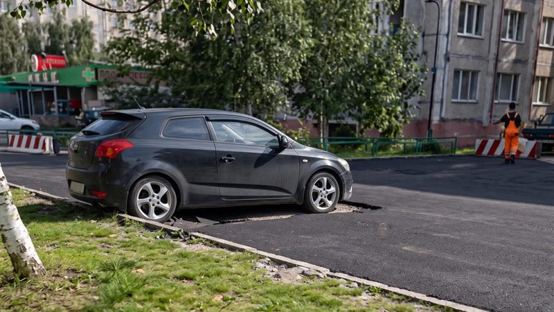 Автомобиль мешает завершить ремонт парковки в Сургуте