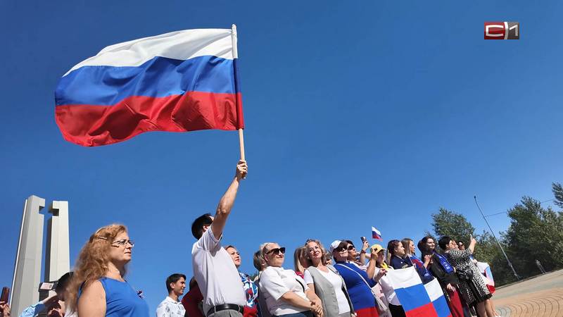Символ, который объединяет: Руслан Кухарук поздравил югорчан с Днем флага России