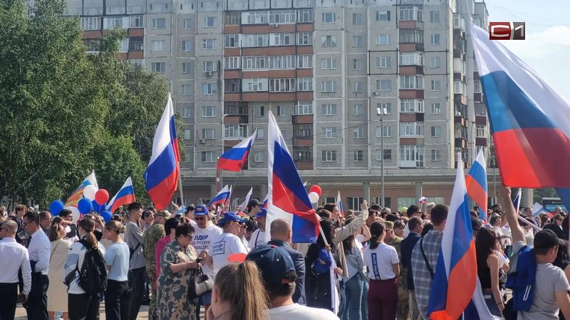 Триколор повсюду: в Сургуте отмечают День российского флага. ФОТО