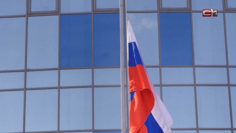 Сотни сургутян посетили празднование Дня флага России на площади Советов 