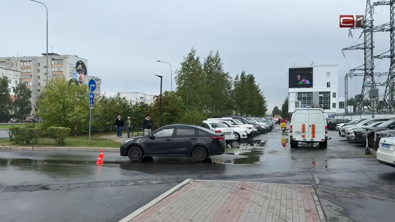 В Сургуте девушка на электросамокате попала под колеса автомобиля