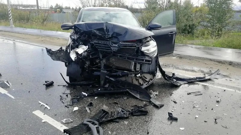 В Югре столкнулись два автомобиля — один водитель пострадал