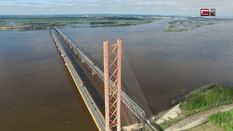 На вантовом мосту через Обь в Сургуте начался ремонт дорожного покрытия