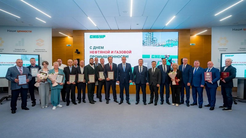 Лучших работников нефтегазовой отрасли наградили в Югре