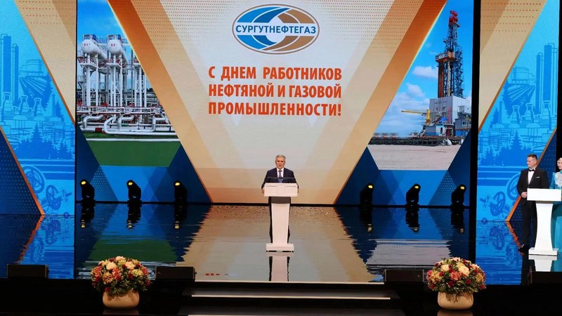 Губернатор Тюменской области поздравил сибирских нефтяников и газовиков