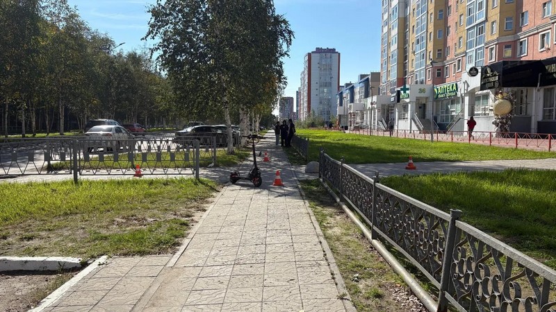 Ребенок на электросамокате сбил женщину на тротуаре в Югре