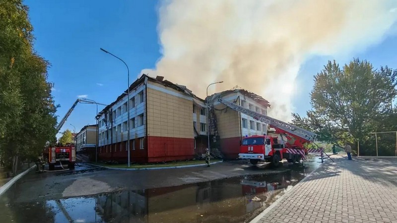 Крупный пожар вспыхнул в тюменской школе — загорелась кровля здания
