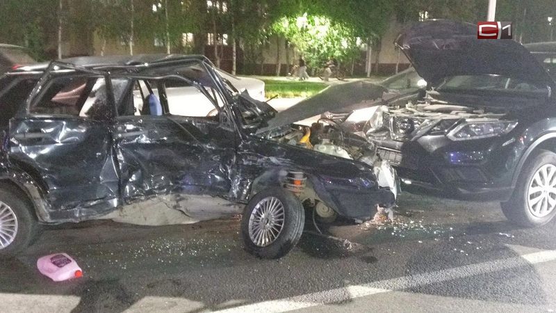 Три автомобиля столкнулись на перекрестке в Сургуте
