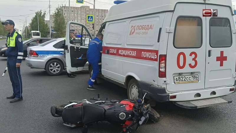 Мотоциклист врезался в карету скорой помощи в Сургуте