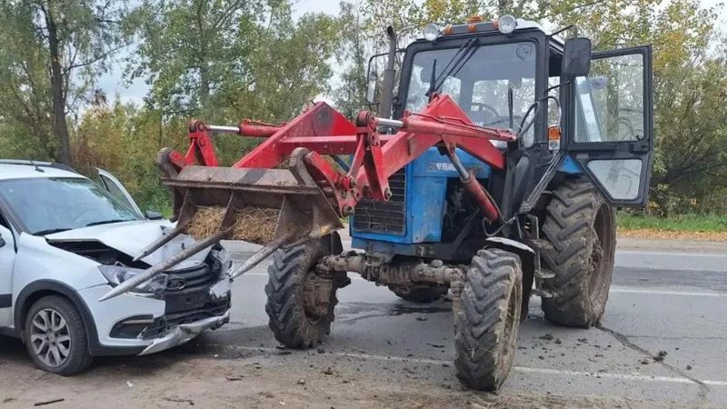 Автомобиль врезался в неисправный трактор в Югре — пострадали два человека