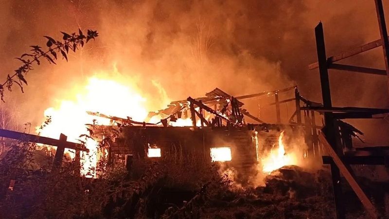 Постройка на дачном участке полностью сгорела в Югре