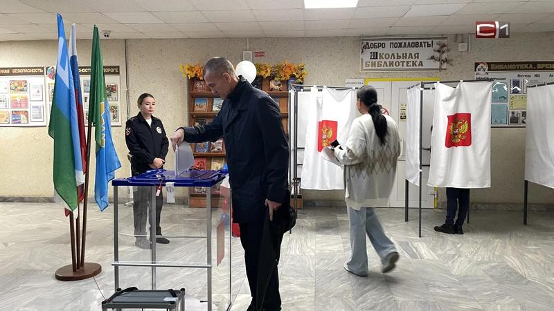 Глава Сургутского района посетил избирательный участок одним из первых