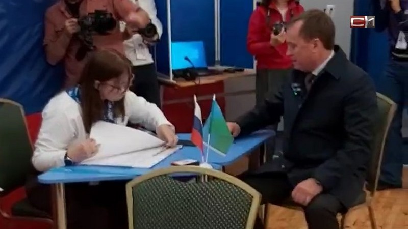Первые выборы у сына: глава Сургута пришел голосовать вместе с семьей. ФОТО