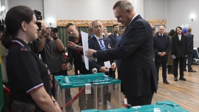 Руслан Кухарук проголосовал на избирательном участке в столице Югры